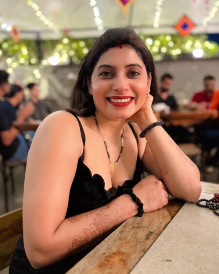 Renu Chandra: A Renowned Lifestyle, Fashion, and Travel Influencer with Bold Photos Renu Chandra